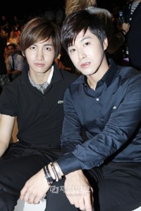 東方神起は10日、ニューヨークのリンカーンセンターで開かれたラコステ12SSコレクションに招待され、韓国代表として出席した。 東方神起は10日、ニューヨークのリンカーンセンターで開かれたラコステ12SSコレクションに招待され、韓国代表として出席した。