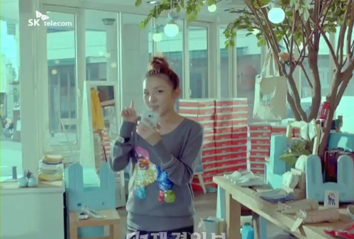 2NE1のメンバーが11番街の広告を通してモバイルショッピングのスゴ技を見せている。