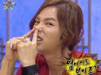 14日、韓国MBCの番組「黄金漁場―膝打ち導師」に出演したチャン・グンソクは、「なぜ鼻の手術をしたのか」というカン・ホドンの質問に対し「鼻を手術したと疑う人たちがいるが、手術はしていない」と強く否定した。写真＝MBC「黄金漁場―膝打ち導師」