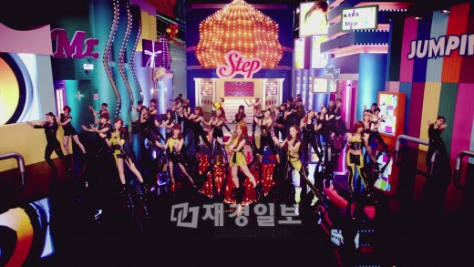 韓国の人気ガールズグループ「KARA」(カラ)が、韓国でカムバックするや各音楽番組やチャートなどで1位を占め、歌謡界に旋風を巻き起こしている。