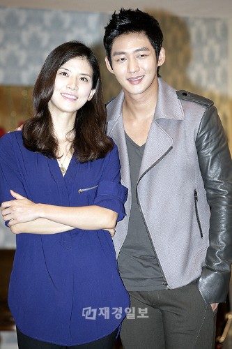 韓国MBCの週末ドラマ「愛情万々歳」の記者懇談会が16日午後、ソウル汝矣島にあるMBC社屋で行われた。写真は、イ・ボヨンとイ・テソン。
