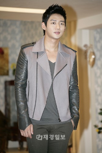 韓国MBCの週末ドラマ「愛情万々歳」の記者懇談会が16日午後、ソウル汝矣島にあるMBC社屋で行われた。写真はイ・テソン。