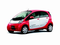 三菱自動車は20日、タイの製造・販売会社ミツビシ・モーターズ・タイランドが、タイ石油公社（PTT）と電気自動車（EV）「i-MiEV（アイ・ミーブ）」の実証試験に関する覚書を締結したと発表した。写真はi-MiEV（提供：三菱自動車）