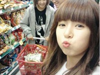 韓国の5人組ガールズグループ「4Minute」（フォーミニッツ）のヒョナが18日、自身のツイッターにメンバー全員と一緒に買い物をしている姿を投稿した。写真＝ヒョナのツイッター