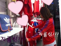 2NE1のサンダラ・パクが17日午後11時17分に自分のme2day（韓国版ツイッター）に「結局、買い物好きな私を抑制できずに両手いっぱいに買い物しっちゃった。本当に重いですね。買い物に目がない私の財布が空っぽになる前に誰か私を止めてください！ともかく買い物に走った私！グット・ナイト！」とのコメントと共に写真を投稿した。写真＝サンダラ・パクのme2day