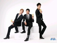 韓流スター「JYJ」（ジェジュン、ユチョン、ジュンス）が韓国大手製薬会社「鍾根堂」の代表品目である鎮痛剤ペンザルQ(www.penzalq.com)の広告撮影を極秘にしたといい話題となっている。