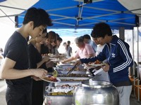 17日、韓国一山製作センターではキム・ジェジュンのサポーターズが韓国SBS「ボスを守れ」制作陣100人分のバイキングを用意したという。