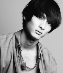 富士通は21日、NTTドコモから発売される富士通製スマートフォン、タブレット端末のイメージキャラクターとして若手俳優の高良健吾さんを起用すると発表した。