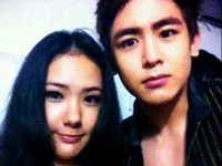 韓国の野獣系アイドルグループ「2PM」のメンバー、ニックンが妹と撮った写真が話題になっている。写真＝ニックンのツイッター