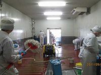 仙台マーチャンダイジングセンターにおける殺菌・消毒、清掃の様子（写真提供：すかいらーく）