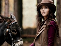 韓国女優パク・ミニョンが異国的でクラシックな雰囲気を漂わせる“秋の女性”になって帰ってきた。
