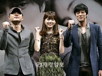 韓国映画「ただ君だけ」の製作報告会が20日午後、ソウル鴨鴎亭CGVで行われた。この日、映画主演の俳優ソ・ジソプと女優ハン・ヒョジュが参加した。