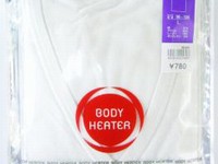 首都圏のセブン-イレブン店舗で10月から販売を始める「ボディヒーター 紳士半袖V 首T シャツ」