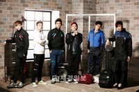 韓国男性アイドルグループ「2PM」ラインのスウェットウェアが発売される。 韓国男性アイドルグループ「2PM」ラインのスウェットウェアが発売される。
