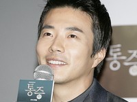 韓国の俳優クォン・サンウが19日、昨年に負傷した脚の傷が再び悪化したことで、シンガポールから急遽韓国に帰国して病院に向かった。