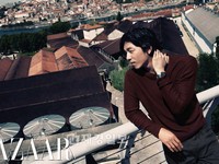 韓国俳優コン・ユは、ポルトガルを背景にファッション誌「Harper's BAZAAR」韓国版の撮影で男性らしさ溢れる洗練された姿をみせた。写真＝Harper's BAZAAR
