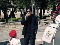 韓国俳優コン・ユは、ポルトガルを背景にファッション誌「Harper's BAZAAR」韓国版の撮影で男性らしさ溢れる洗練された姿をみせた。写真＝Harper's BAZAAR
