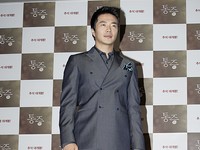 映画「痛み」で熱演を繰り広げた俳優クォン・サンウが靭帯手術後にもかかわらず舞台あいさつを行うことを決め、そのプロ根性に話題が集まっている。