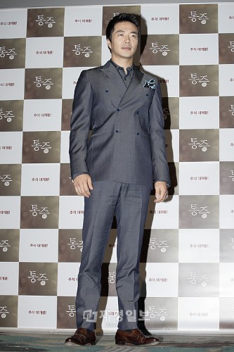 映画「痛み」で熱演を繰り広げた俳優クォン・サンウが靭帯手術後にもかかわらず舞台あいさつを行うことを決め、そのプロ根性に話題が集まっている。