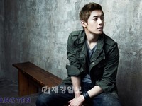 キム・ヒョンジュンが大手カジュアルブランドのハンテン・コリア（代表シュイブクマ・ラマナタン、www.hangten.co.kr）が発売するシックなオータム・ファッションのサファリジャケットをお目見えした。