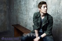 キム・ヒョンジュンが大手カジュアルブランドのハンテン・コリア(代表シュイブクマ・ラマナタン、www.hangten.co.kr)が発売するシックなオータム・ファッションのサファリジャケットをお目見えした。 キム・ヒョンジュンが大手カジュアルブランドのハンテン・コリア(代表シュイブクマ・ラマナタン、www.hangten.co.kr)が発売するシックなオータム・ファッションのサファリジャケットをお目見えした。