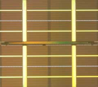 半導体ＤＲＡＭ企業のエルピーダメモリ＜６６６５＞（東１）は、２５ｎｍ（ナノメートル）プロセスを採用した４Ｇ（ギガ）ビットＤＤＲ３　ＳＤＲＡＭの開発を完了したと発表。