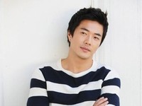 韓流スターのクォン・サンウとユン・サンヒョンが同じ服を着ても違った雰囲気を出し、話題になっている。写真＝インターネットコミュニティ