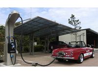 超急速充電中の様子　左がSuper RAPIDAS充電スタンド(超急速／急速　充電の2種類のコネクターを装備)（写真提供：JFEエンジニアリング）
