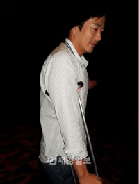 足首を負傷していた俳優のクォン・サンウが先週末、映画『痛み』の舞台挨拶に立った。 足首を負傷していた俳優のクォン・サンウが先週末、映画『痛み』の舞台挨拶に立った。