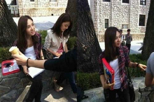 26日、あるオンラインコミュニティーに「中央大学の授業を受けに来たユリとスヨン」という題目で数枚の写真が掲載された。写真＝オンラインコミュニティ