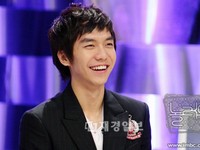 韓国の漢方医院が実施したアンケート調査によると、小中高生を子供に持つ父兄373名を対象とした「芸能界ベスト脳波男は誰？」（調査期間9月1～27日）というアンケート調査で、俳優のイ・スンギが最多の得票を獲得したという。