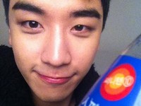 BIGBANG（ビッグバン）のスンリは28日午後2時ごろ、自身のツイッターで「喉乾いた人は手出して！！ジヨンおすすめのサニーテン！good！good！」と楽しそうな表情の写真を掲載した。