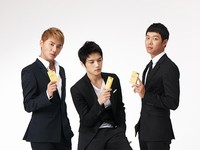 韓国の人気アイドルグループ「JYJ」が鎮痛薬“ペンザルQ”の広告モデルに抜擢され、メンバー全員が初めて地上波テレビ用のCMを撮影したことで話題となっている。写真＝ベルコミュニケーションズ