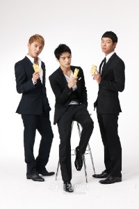 韓国の人気アイドルグループ「JYJ」が鎮痛薬“ペンザルQ”の広告モデルに抜擢され、メンバー全員が初めて地上波テレビ用のCMを撮影したことで話題となっている。写真=ベルコミュニケーションズ 韓国の人気アイドルグループ「JYJ」が鎮痛薬“ペンザルQ”の広告モデルに抜擢され、メンバー全員が初めて地上波テレビ用のCMを撮影したことで話題となっている。写真=ベルコミュニケーションズ