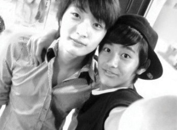 まだデビュー前にもかかわらずメンバーを一人ずつ公開して視聴者やネットユーザーたちから最もデビューが期待され、最も注目されている韓国新人男性アイドルグループ 「MYNAME」(マイネーム)。そのメンバーの一人セヨンが韓国人気男性グループ「2AM」、「2PM」のメンバーたちと一緒に撮った練習生時代の写真が公開され、インターネットで話題になっている。 まだデビュー前にもかかわらずメンバーを一人ずつ公開して視聴者やネットユーザーたちから最もデビューが期待され、最も注目されている韓国新人男性アイドルグループ 「MYNAME」(マイネーム)。そのメンバーの一人セヨンが韓国人気男性グループ「2AM」、「2PM」のメンバーたちと一緒に撮った練習生時代の写真が公開され、インターネットで話題になっている。