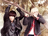 韓国の人気男性グループ「MBLAQ」（エムブラック）のチョンドゥンは最近、ソウルの漢江（ハンガン）公園の二村地区で撮影した「ハイカット」の雑誌撮影で、秋の少年の姿を披露した。写真＝ハイカット