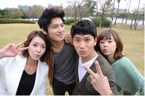 韓国SBSのドラマ 『ボスを守れ』の公式ツイッターでチェ・ガンヒ、チソン、キム・ジェジュン、ワン・ジヘの4人が一緒に写った写真が掲載され、話題となっている。