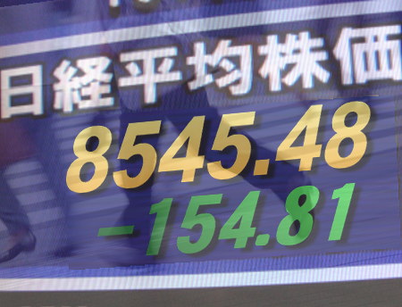 １０月３日後場の東京株式市場は、全般に持ち直し、戻り基調。円相場が対ユーロでは依然１０２円台で推移したものの、対ドルで７６円台から７７円台の円弱含みになり、また、自販連などの９月の新車販売台数などが伝わると自動車株が戻りを強めた。