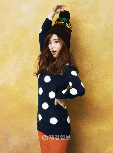 韓国女性歌手のIU(アイユー)がモデルを務める韓国の女性カジュアルブランド「y'sb」の2011秋・冬ファッション広告写真が公開された。
