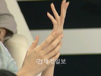 9月30日深夜放送の韓国ケーブルチャンネル「ストーリーオン」の『親切なミソンさん』で、3040人の女性が憧れる職種である主婦モデルの世界にスポットが当てられた。 9月30日深夜放送の韓国ケーブルチャンネル「ストーリーオン」の『親切なミソンさん』で、3040人の女性が憧れる職種である主婦モデルの世界にスポットが当てられた。