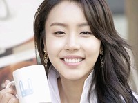 　9月30日、韓国ソウル河南区新沙洞の並木道にあるシューズブランド「LeBunnyBleu(ル・バニーブルー)」の売り場を、韓国MBC月火ドラマ「階伯（ケベク）」でチョン・ダンヒャンを演じる女優イ・テギョンが訪れた。