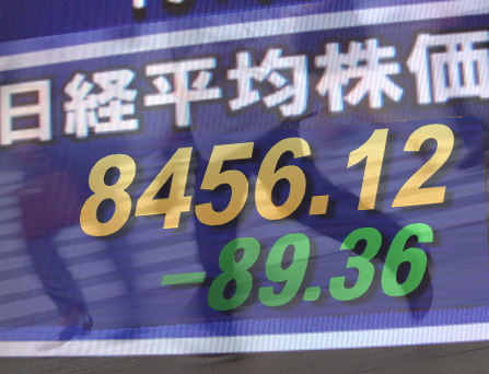 ４日後場の東京株式市場は、全体に持ち直す相場。為替が対ドル・対ユーロとも小動きとなり、平均株価に連動運用する投資家などから前場売り建てた分を買い戻す動きなどがあったようだ。