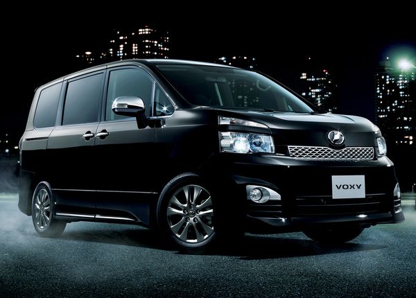 特別仕様車 ZS“煌（きらめき）Ⅱ”7人乗り・2WD (ブラック)（画像提供：トヨタ自動車）
