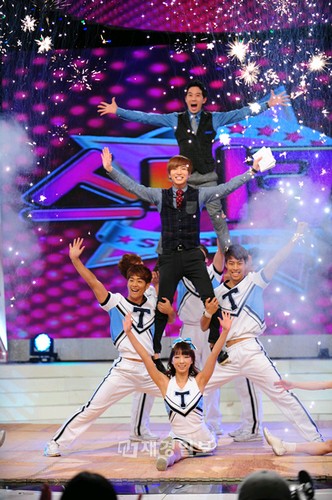 韓国男性アイドルグループ「SUPER JUNIOR」（スーパージュニア）のイトゥクとBOOM（ブーム）が韓国SBS『スターキング』のMCとして華やかなデビューを遂げた。