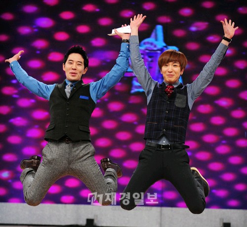 韓国男性アイドルグループ「SUPER JUNIOR」（スーパージュニア）のイトゥクとBOOM（ブーム）が韓国SBS『スターキング』のMCとして華やかなデビューを遂げた。