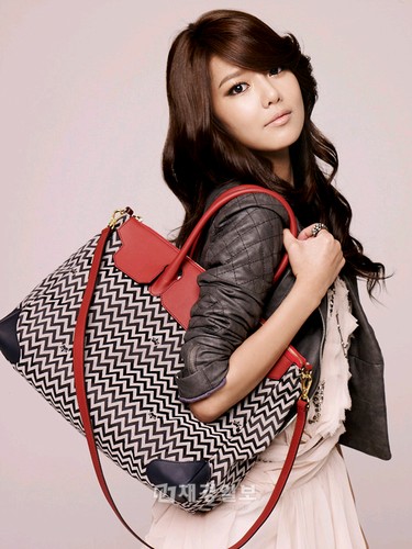 韓国清潭洞のザ・ライン整形外科は4日、20代の男女300人を対象に実施した「ガールズグループで目もと好感度no.1は？」というアンケート調査で、少女時代のスヨンが1位、ユナが2位、f(x)のソルリが3位になったと発表した。