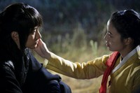 師匠と弟子として出会い、一人の男性と一人の女性として愛し始めた時、運命がそれを邪魔した。邪魔すれば邪魔するほど二人の愛は深まっていき、彼らは最後の瞬間を目の前にして「運命を超えた愛」を見せる。 師匠と弟子として出会い、一人の男性と一人の女性として愛し始めた時、運命がそれを邪魔した。邪魔すれば邪魔するほど二人の愛は深まっていき、彼らは最後の瞬間を目の前にして「運命を超えた愛」を見せる。