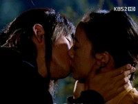 師匠と弟子として出会い、一人の男性と一人の女性として愛し始めた時、運命がそれを邪魔した。邪魔すれば邪魔するほど二人の愛は深まっていき、彼らは最後の瞬間を目の前にして「運命を超えた愛」を見せる。 師匠と弟子として出会い、一人の男性と一人の女性として愛し始めた時、運命がそれを邪魔した。邪魔すれば邪魔するほど二人の愛は深まっていき、彼らは最後の瞬間を目の前にして「運命を超えた愛」を見せる。