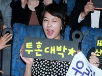 韓国の人気女優キム・ソナのファンが、映画『闘魂』の広報で忙しいキム・ソナのために“秘密の試写会”を企画した。キム・ソナが気づかないように“007作戦”を繰り広げたという。 韓国の人気女優キム・ソナのファンが、映画『闘魂』の広報で忙しいキム・ソナのために“秘密の試写会”を企画した。キム・ソナが気づかないように“007作戦”を繰り広げたという。