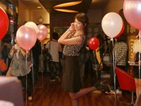 韓国の人気女優キム・ソナのファンが、映画『闘魂』の広報で忙しいキム・ソナのために“秘密の試写会”を企画した。キム・ソナが気づかないように“007作戦”を繰り広げたという。 韓国の人気女優キム・ソナのファンが、映画『闘魂』の広報で忙しいキム・ソナのために“秘密の試写会”を企画した。キム・ソナが気づかないように“007作戦”を繰り広げたという。